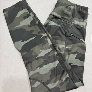 Athleta Camo Contender 7/8 Tight. S